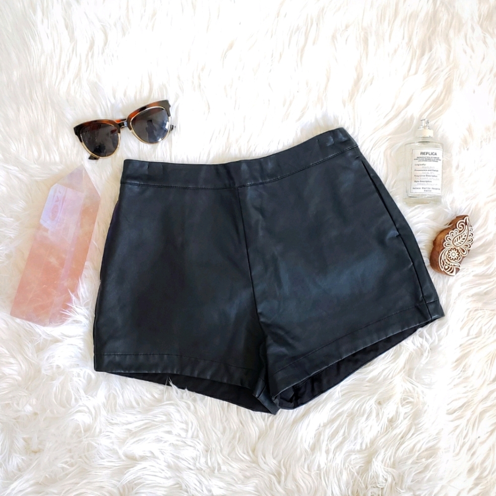 [LE] Hollister • Faux Leather Shorts With Pockets